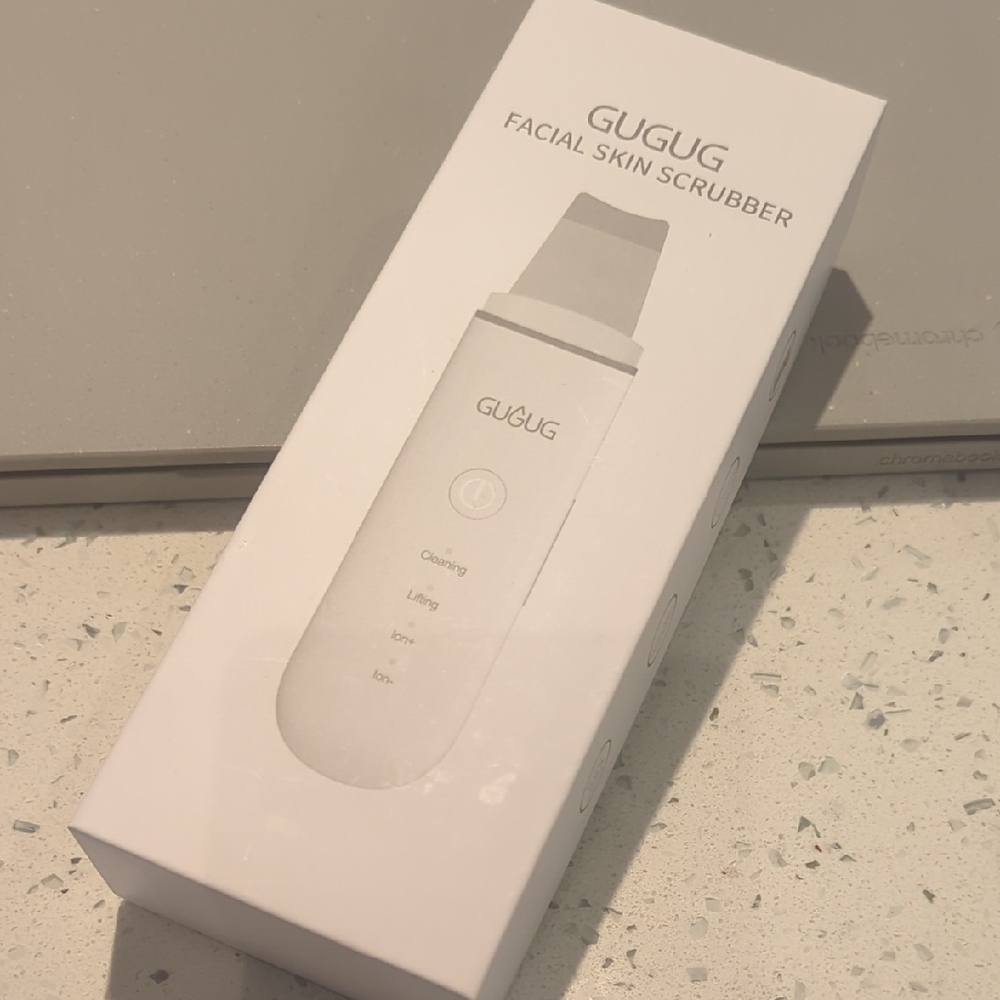 White Facial Skin Scrubber